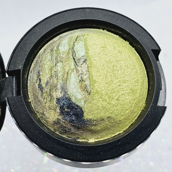 MAC Cosmetics Fresh Green Mix (Electro Flash Collection) Mineralize Eyeshadow - Picture 5 of 8